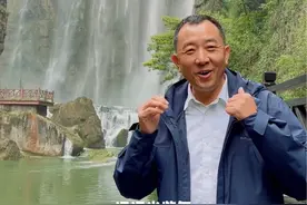万丈红泉落，迢迢半紫氛。这里是中国十大名瀑之一的三峡大瀑布。#三峡大瀑布 #旅行推荐官 #陈行甲#美在山水间 #宜昌视频封面