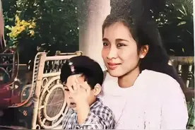 1982年，霍启刚小时候和妈妈朱玲玲的合影，母子俩人的颜值都很高#霍启刚 #朱玲玲 #郭晶晶 #女性智慧 #情感视频封面