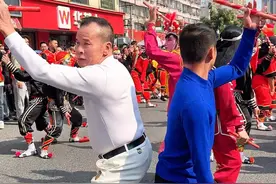 南山英歌队今天难得一幕《陈来发非遗传承人》蛇爸齐上阵难得一见#南山英歌小肘迂#潮汕英歌舞#非遗传承 #南山英歌 #普宁南山英歌视频封面