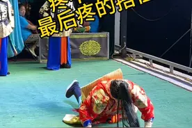 看着一次一次的摔倒，说不疼那是假的，头磕碰了一下，导致最后头疼的顶不住，赶紧用手捂住头，实打实的硬摔，没有一点弄虚作假#台上一分钟台下十年功 #谁说戏曲不抖音 #现场实拍 #拍摄现场 #舞台无处不在视频封面