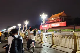 夜骑天安门，现在天安门只能从东边往西边骑，西边不可以直接返回