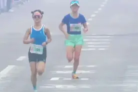 网友说：没有人能记住第2名，除非第2名半路开香槟，重庆女子半马再次上演#马拉松 #重庆女子马拉松 #朝着梦想奔跑吧视频封面