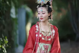 体验国风汉服第104天，小姐姐有个穿越梦，我来帮她完成#汉服在国外 #穿越视频封面