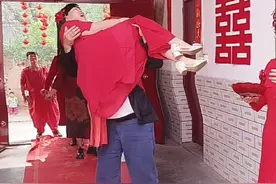 喜婆婆的闺蜜团嗨翻全场笑得肚子疼，现场实拍，今天来个大闹喜公公，库存走起#今天是个好日子 #喜结良缘 #结婚习俗 #喜庆热闹的场面 #纯属娱乐开心就好视频封面