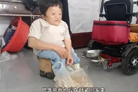 一位大爷看到我就说我这花生卖的便宜，你要了吧我急着回家视频封面