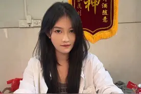 酒桌游戏疯狂十点半 玩疯狂十点半不能贪心动不动就爆了@沙雕表妹  #扑克牌的各种玩法 #视频纯属娱乐请勿模仿 #五花八门的消遣方式 #疯狂十点半