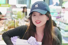 在大仟里亲眼一睹了郑合惠子的真容，比电视里还要美，本人皮肤超好，脸也很小，果然明星和素人是有壁的#皙俪思植愉慢闪店 #cliv皙俪思 #郑合惠子深圳视频封面