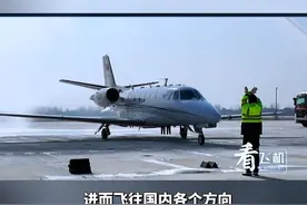 选址涡阳境内的亳州机场完成首航校飞令人振奋，下一步，将通往国内哪些城市牵动着广大网友的心。据了解，亳州机场进离场航线共分3条，分别是：亳州至徐州航线；亳州至周口航线；亳州至阜阳航线，通过这三条航线的设置，才能进入全国航路区域，进而飞往国内各个方向，预计将能够直飞35个国内城市。 华东地区：福州、厦门、杭州、上海、青岛。 华南地区：广州、深圳、海口、三亚。 西南地区：昆明、贵阳、南宁、武汉、成都、重庆、桂林。 华北地区：北京、天津、太原。 西北地区：西安、银川、兰州、乌鲁木齐、呼和浩特。 东北地区：哈尔滨、沈阳、长春、大连。#涡阳 #亳州机场 #交通出行 #通航城市