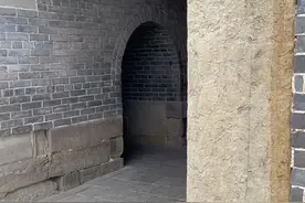 来感受一下唐代大佛，彬州大佛寺石窟 始凿于北朝（439~581年），兴盛于唐（618~907年），经宋（960~1279年）、金（1115~1234年）、元（1206~1368年）各代改塑、重妆。大佛寺原名应福寺，北宋仁宗（1022~1063年在位）为其养母刘太后庆寿时将其改名为庆寿寺。大佛寺石窟依山凿窟，雕石成像，共130多个石窟，错落有致地分布于约400米长的立体崖面上。共有佛龛446处，造像1980余尊，分为大佛窟、千佛洞、罗汉洞（佛洞）、丈八佛窟、僧房窟五部分。现存窟龛361个，其中有造像的窟19个，保留造像1498尊。 #石窟#中国文化 #黑神话悟空#造像#艺术视频封面