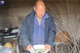 老公给丹丹做好中午饭了，丹丹却一口也不吃，看看到底是因为啥？视频封面
