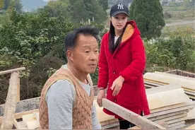 农村建房，木匠师傅继续施工做房顶复杂线条造型，看得我胆战心惊，多花1万大家觉得值吗？水电工进场确定线路位置，又是亲戚关系，价格什么都没谈，会不会踩坑#农村自建别墅 #2023新农人计划 #记录建房过程 #农村自建房 #农村盖房视频封面