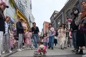 狗狗步行街滑板被围观，小朋友看呆了直接要跟我们回家！ #法斗 #萌宠 #户外撒欢记 #万物可爱计划 #小法斗球球 @DOU+小助手视频封面
