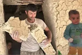 带着孩子生活的父亲用泥浆抹墙视频封面