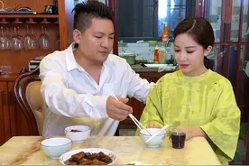我好心好意叫大家来家里吃个饭，她忙前忙后的，你们最起码的尊重都没有，这样的亲戚朋友不要也罢，我的女人我来宠！#情感 #夫妻 #家庭主妇视频封面