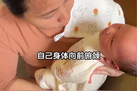金牌月嫂下户前，教我们如何给宝宝喂奶➕拍嗝➕放下#新生儿护理 #新生儿 #母婴护理 #新手爸妈必看 #婴儿护理视频封面