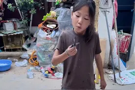人家是画画，你这是印画啊？这个兴趣班还有必要上不？感觉她真的不适合……#神兽日常 #萌娃 @DOU+小助手视频封面