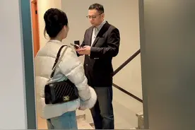 大叔的大女儿下个星期就要回来啦！是他和前妻生的，20岁啦！在纽约常青藤读书，特别优秀，年年拿奖学金，一个女生读的生物有机化学。记得我刚大叔谈恋爱那年她11岁，我21岁，一转眼快10年了，我和她像姐妹一样相处，上一年我在航空公司上班存了12万，转化成美金给大女儿了，还帮大女儿定了公务舱的机票，我知道她什么也不缺，但是这个我得要给，方方面面的都要弄好，都说后妈难当，我相信用心对待，家里关系会很和谐的，再婚时，多为前面的孩子想想，不要让孩子的世界失去色彩，要更爱前面的孩子，父爱是一个女儿的底气，愿你在成长的道路上一帆风顺，自信满满，我们在上海等你，大叔的大心肝#vlog日常 #相差17岁夫妻 #夫妻日常 #记录真实生活 #我的生活日记视频封面