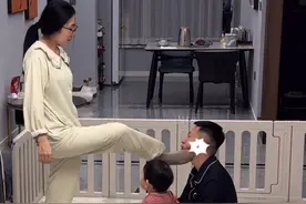 爸爸玩球不小心砸到妈妈头上，让女儿背锅，最后妈妈的做法亮了。视频封面