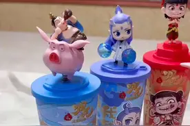 【哪吒周边开箱！长这样——】是不是有不少小伙伴已经从门头沟邮政预定哪吒系列文创产品了？ 你心心念念的“实体”哪吒到底长啥样？ 快和小编一起先睹为快→（门头沟邮政）视频封面