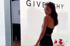 Less is More👠 提到纪梵希一定就会想到奥黛丽 •赫本 他为她专门调制了一款香水名为"禁忌" 前三年仅供她一个人使用，从此赫本也只用这一款。喜黑白简单的配色再有一抹红色调配足够低调浪漫 一直喜欢“Less is More”设计理念 生活也是这样如此都随性一些 自由一点 往往更有魅力#纪梵希 #given被赠予的未来 #丽思卡尔顿 #chill #givenchy @DOU+小助手视频封面