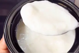 贾宝玉都舍不得吃的冰酥酪，原来用牛奶和酒酿就可以做出来，两者2:1混合简单搅一搅，不用蒸不用煮#我的厨房日记 #冰酥酪 #醪糟 #甜品美食视频封面