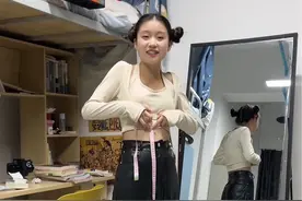 医生：怎么骨折的     李狗嗨：从鞋子上摔下来的#女大学生 #女生宿舍#增高鞋