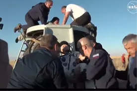 国际空间三位宇航员 返回地球出舱画面 被抬到轮椅上照顾 因为在太空待的时间过久 为了防止骨折等意外 采用轮椅以及担架的方式 #太空探索#NASA#俄罗斯#国际空间站#宇航员视频封面