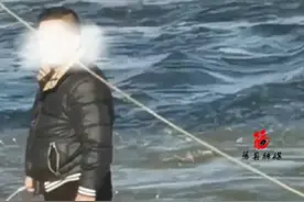 男子带狗狗到河中间玩耍，不知上游开闸被困河中间…拍摄者：水浅时有人喊男子上岸，男子担心弄湿鞋，后来水流越来越急…后续上游关闸男子获救，但狗没了…视频封面