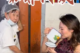 韩阿姨现在是女明星啦！全国各地都来拍她10元手冲咖啡！哈哈哈哈哈#南京 #韩老太雀巢咖啡 #南京雀巢咖啡 #韩老太手冲咖啡视频封面