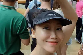 在巴黎参观卢浮宫 巴黎的艺术味儿都在卢浮宫这儿了，蒙娜丽莎真迹、胜利女神像、断臂维纳斯……这些稀世珍宝，咱们今天看个够！#巴黎#卢浮宫#旅行vlog视频封面