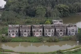 民国中期广东开平七兄弟，远赴加拿大“捞金”再也没有回来，多年以后后人回来认亲，看到老宅后纷纷抱头痛哭。#开平侨乡视频封面