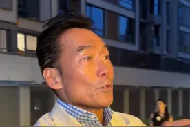 吃着现炒的火锅，听着温情的故事，原来美食真的可以描绘出人生百态，从“犟”到“匠”是对一份事业的态度，人生要像火锅一样，热辣滚烫#郑浩南 #加钱哥 #记录真实生活 #人间烟火 #人生百态