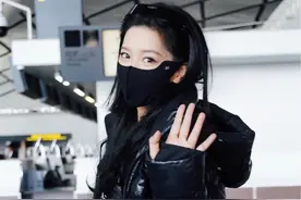 不同地方的明星出机场被拍的反应？真实住了吗？视频封面