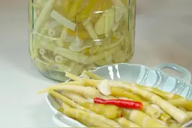 泡椒酸笋，你就像我这样做，放一年都不会坏，酸酸辣辣的，好脆好下饭 #嫩竹笋的花式吃法 #泡椒脆笋怎么做 #泡酸笋做法 #野生竹笋视频封面