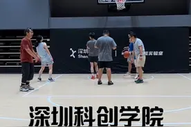 有可能未来身价千亿的创始人球局 @深圳科创学院 日常打个百分球局，#藏龙卧虎之地    场上有5个千万估值的项目创始人，科创学院院长#李泽湘教授 ，吴显亮副院长。独角兽的摇篮，有智能运动康复设备，智能篮球训练设备等多个体育智能硬件创业项目，有自己的球馆，有兴趣的来。视频封面