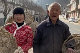 #新农人计划2025 今天和爷爷一起卖竹笼，每当卖出去一个竹笼，爷爷脸上就会绽开欣慰的笑容，那笑容里，藏着被认可的满足，更有对这份传统手艺能延续的期许虽然挑着竹笼很累，可看着身旁的爷爷，我满心都是温暖与坚定。这一路的走街串巷，扁担的重压、路途的漫长，都变得不再重要。重要的是，我正和爷爷一起，守护着这份传承，续写着属于我们的故事 。#百善孝为先 #善待老人就是善待明天的自己 #记录真实生活 #抓拍美好瞬间视频封面