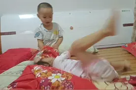 睡前闹一闹，睡的会更香😁😁#睡觉💤 #姐弟 @Xnp