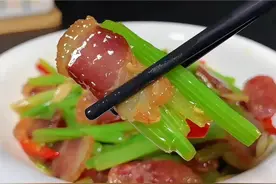 芹菜炒腊肉怎样做好吃？教你正确做法，芹菜脆爽腊肉咸香，超下饭视频封面