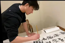 黄轩的字体为什么能入选国家画院展览？#黄轩 #蛟龙行动黄轩专访视频封面