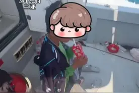 男子三亚海钓竟捡到一个小孩，男孩夜里钓鱿鱼，睡着在海上漂了一天一夜，“回家你爸得把你皮扒喽”（畅）视频封面