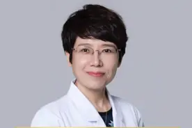 二期梅毒疹，表现多样，可以模仿很多种皮肤病，被称为皮肤病的“模仿大师”。如果皮肤上出现全身暗红斑点，或手掌、足底出现斑点，无任何瘙痒、疼痛，也不要忽视，要及时就诊，避免漏诊，延误诊断，引起更大麻烦#梅毒 #二期梅毒疹 #性传播疾病 #模仿大师 #硬核健康科普行动视频封面