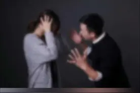 男子不堪忍受妻子长期数落责骂，搬进地下室后 又翻墙住进邻居家，10天后被发现 钻戒项链都没拿 偷了37元买烟，检察院：涉嫌非法侵入住宅罪、盗窃罪  来源：九派新闻视频封面