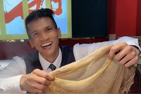 当沙特老外挑战吃爆辣成都火锅，还在一直说嘶～不辣！#人间烟火 #老外在中国 #吃辣挑战#国庆节吃喝玩乐 #用一顿火锅开启国庆假期视频封面