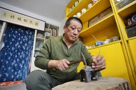 泰安市级非物质文化遗产吕氏锔艺传承人吕春刚：手持金刚钻 专揽瓷器活图片