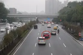变道请打转向灯 “无声超车”更危险图片