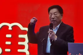 85岁院士给中学生讲授地震课图片