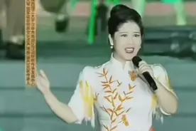 陕西行女高音歌手出圈了，董宇辉说她唱高音像吃擀面皮容易图片