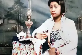 清末老照片：八国联军侵入北京城，被洋人搂着的小脚少女图片