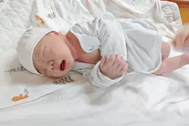 爸爸从不带娃，宝宝却先喊“爸爸”，原因现实又扎心图片
