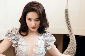 刘亦菲时装周「小黑裙搭白丝袜」超吸睛绝顶美貌被赞翻图片